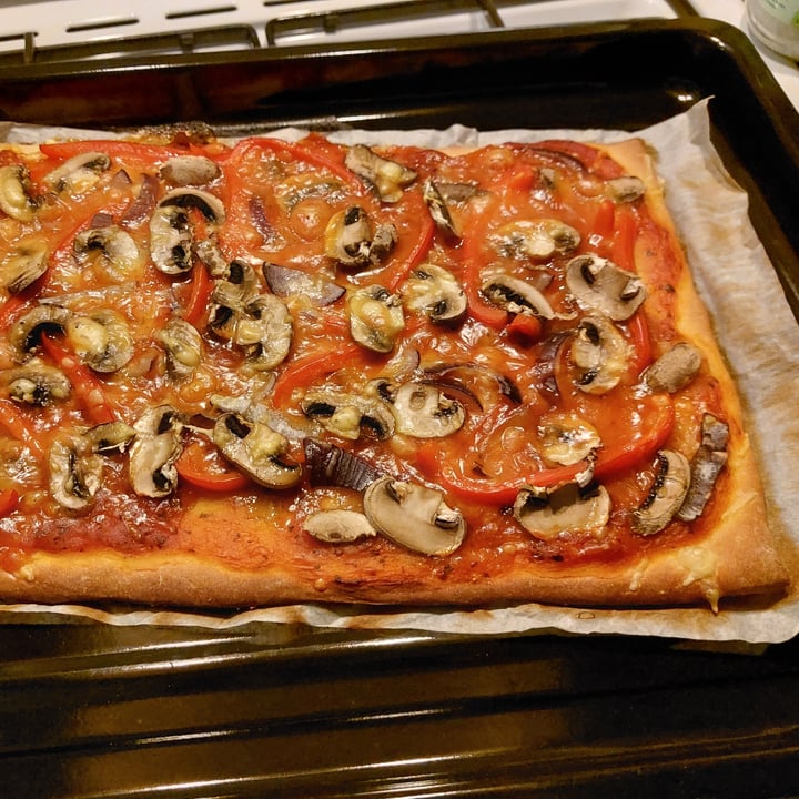review photo of Jan Pizzadeeg met tomatensaus shared by @saschazelf on 12 Nov 2022 - review