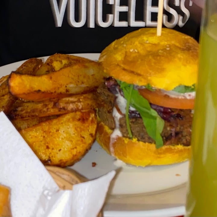photo of Casa Munay Hamburguesa vegana con papas fritas shared by @inespressable on  01 Aug 2021 - review