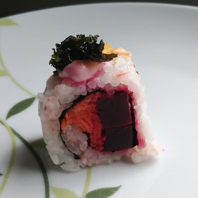 菜肴“Plum Beetroot with Crispy Kale Chip Roll”的照片