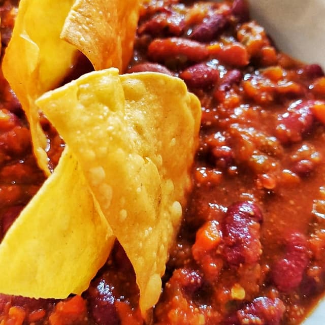 菜肴“Chili con frijoles y totopos”的照片