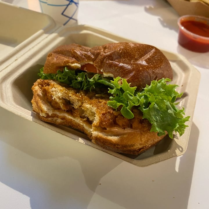 photo of Meta Burger Deluxe Chicken shared by @nathlena19 on  18 Mar 2022 - review