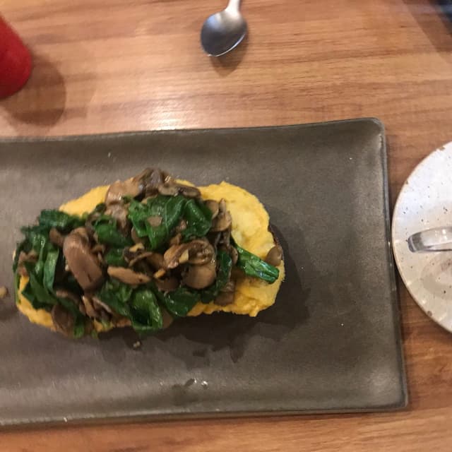 Photo of the dish “Tartine hummus com cogumelos e espinafre”