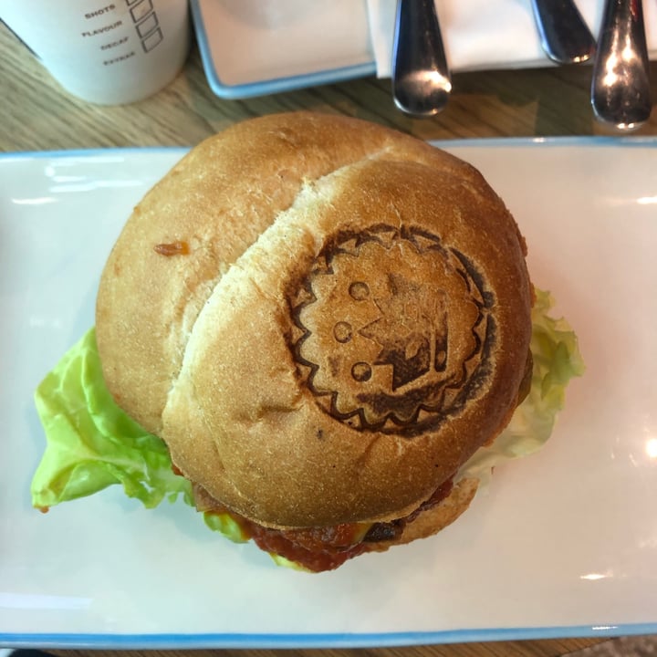 photo of Royale Eatery Vegan cheese burger shared by @leighclare29 on  10 Oct 2020 - review