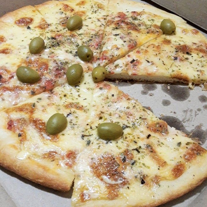 photo of Cervecería OSS Pizza Vegana Con Queso De Mandioca shared by @luoliva01 on  12 Dec 2021 - review