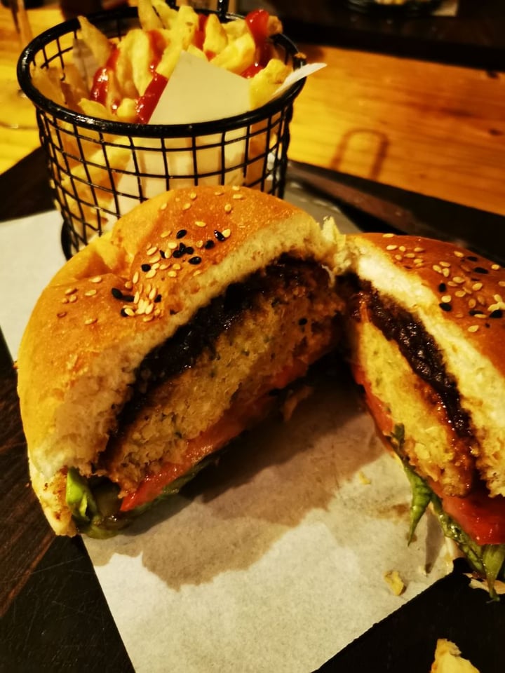 review photo of Blos Cafe Beef burger With Falafel Replacement shared by @eugenetheron on 13 Feb 2020 - review