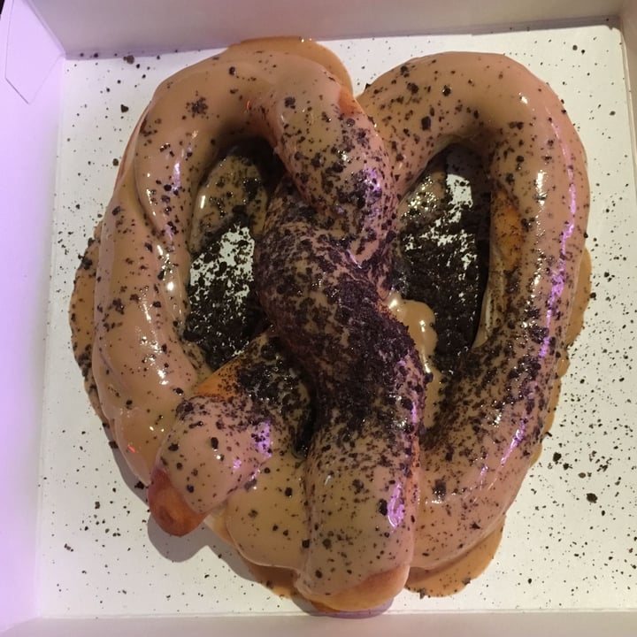 photo of Pretzel Knox Peanutbutter & Oreo (Vegan) shared by @queen on  25 Oct 2021 - review