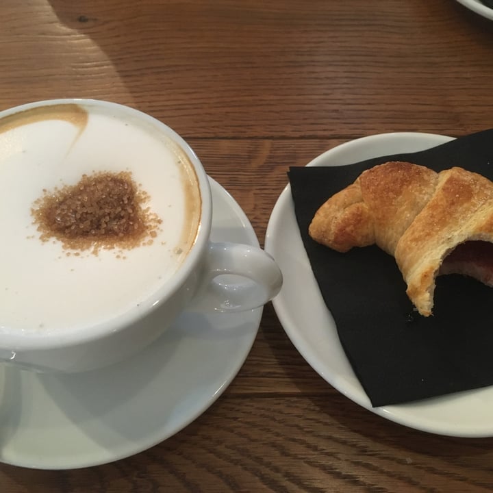 review photo of P.STOP Cappuccio di soia con croissant al lampone shared by @maddamela on 31 Oct 2021 - review