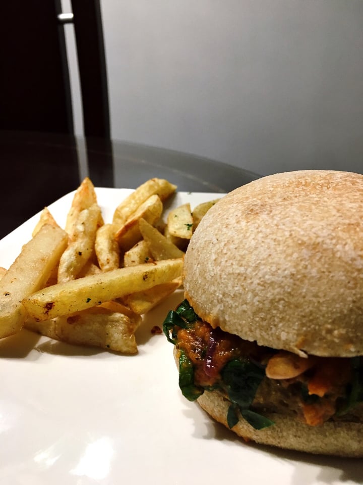 photo of Restaurante Vegano Cardamomo Hamburguesa shared by @mpaulamojica on  24 Nov 2019 - review