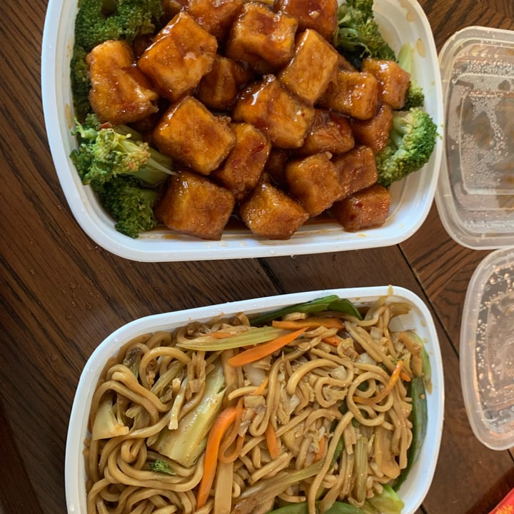photo of Hot Wok General Tso Bean Curd And Lo Mein shared by @courtneykennedy on  24 May 2022 - review