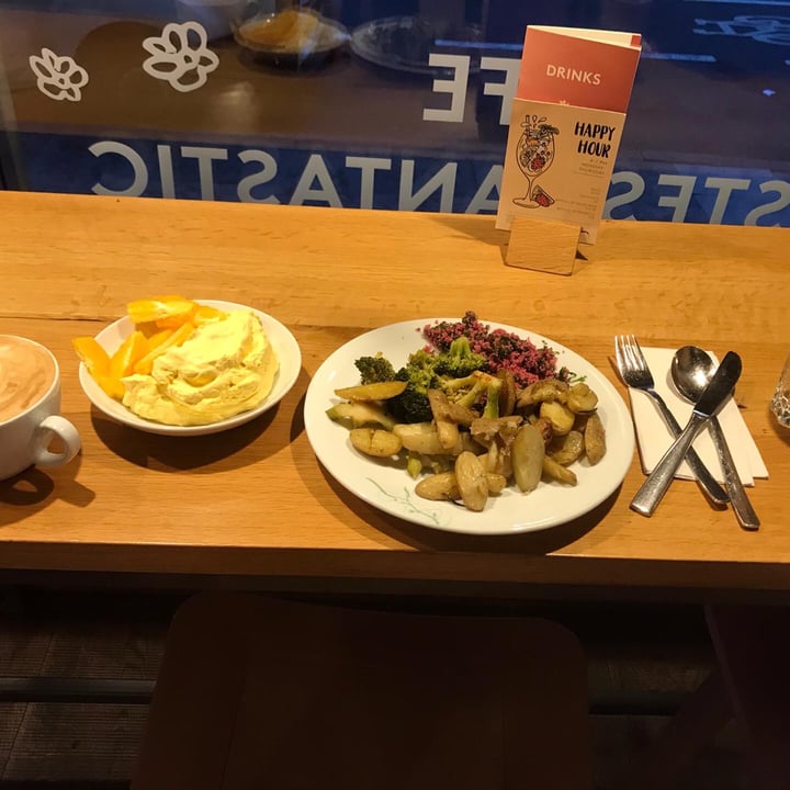 review photo of tibits Hot and cold vegan buffet shared by @evalourence on 06 May 2020 - review