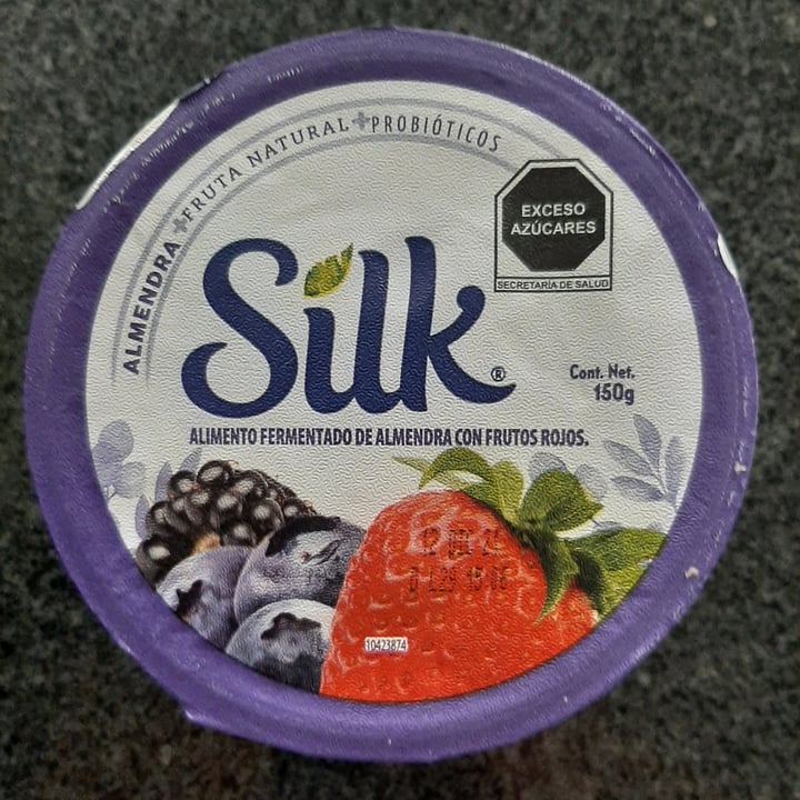 photo of Silk Alimento fermentado de almendra con frutos rojos. shared by @camilapardo on  10 Dec 2021 - review