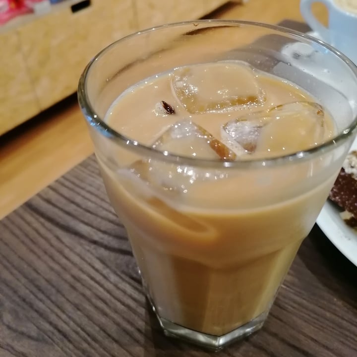 photo of Everyday Vegan Cafe Iced Oat Latte shared by @huilin on  01 Aug 2021 - review