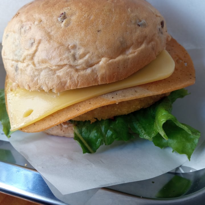 review photo of The Plant Based Factory / SANA Hamburguesa Cordon Bleu shared by @juancitovegan on 07 Apr 2022 - review