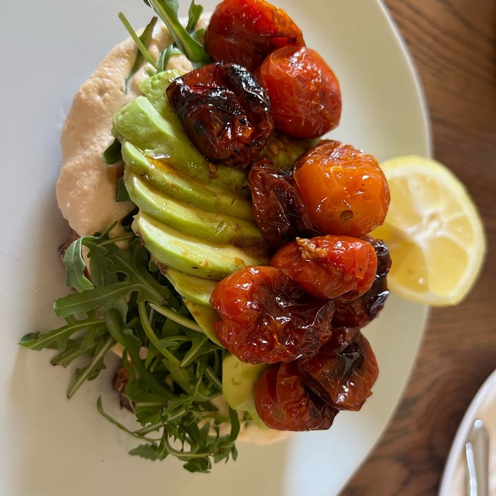 photo of tashas Hummus, Avo And Roasted Cherry Tomato Toast shared by @moosette on  20 Oct 2022 - review