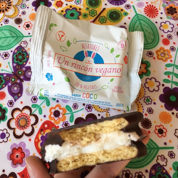 photo of Un Rincón Vegano Alfajor de Coco shared by @row on  14 Sep 2021 - review