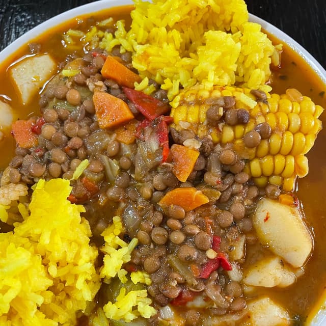菜肴“Guiso De Lentejas Con Arroz Basmati”的照片