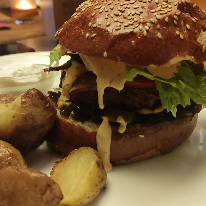 photo of MAITREA Matreia burger shared by @esperanzafumilla on  18 Jun 2022 - review