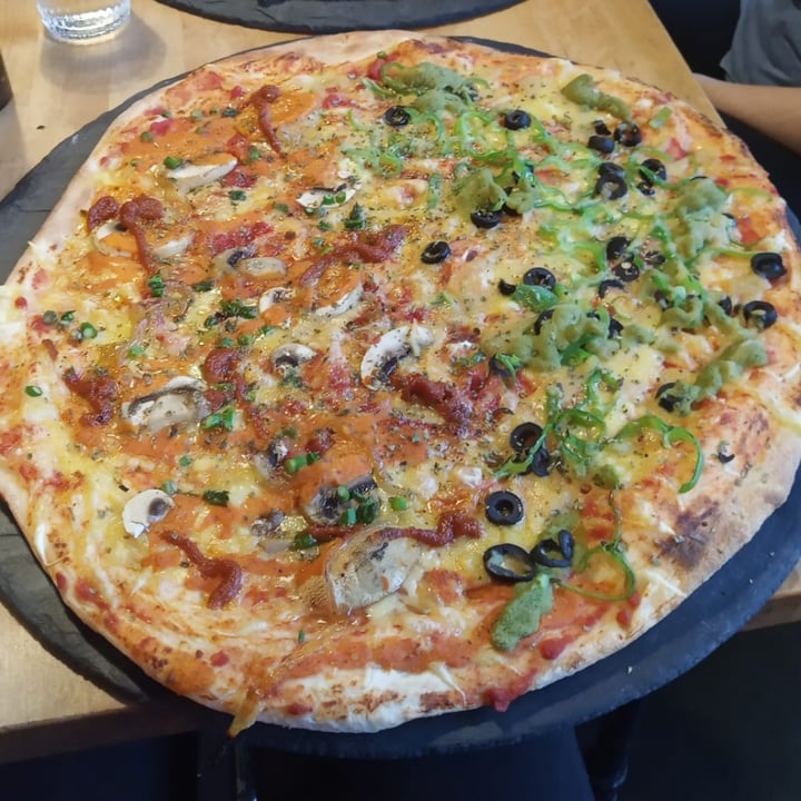 photo of Pizzeria Trozo Pizza Romescu, Espárragos Trigueros, Cebolla Caramelizada, Champiñones, Tomates Y Queso Vegano shared by @kantaber on  06 Nov 2020 - review