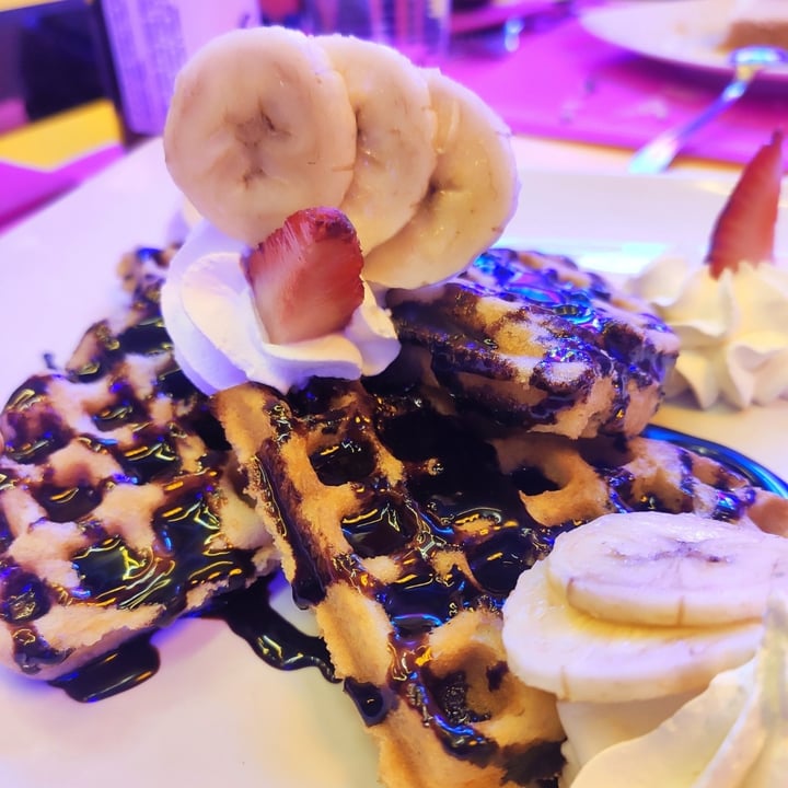 photo of New Freedom Cakes Café Gofres con fresa y plátano con cobertura de chocolate y nata shared by @veganaynormal on  30 Nov 2021 - review