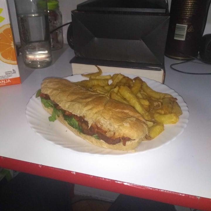 photo of Brote Sandwich De Seitán Con Papas Fritas shared by @lucxslobos on  07 Jan 2022 - review