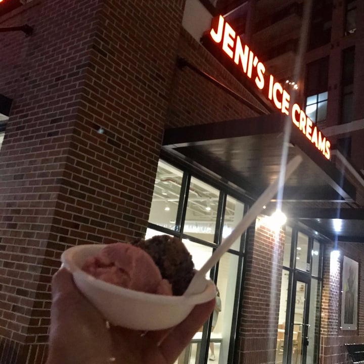 photo of Jeni's Splendid Ice Creams Single scoops of Frosè & Texas Sheet Cake shared by @lilyycaroline on  19 May 2022 - review