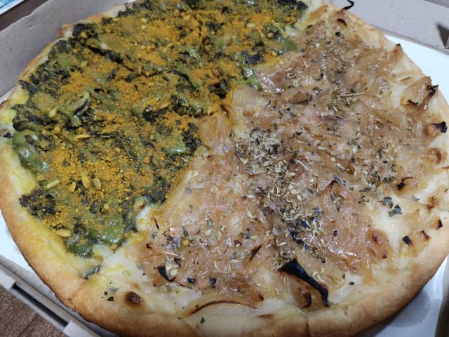 Photo of the dish “Pizza verdolaga y caramelita”