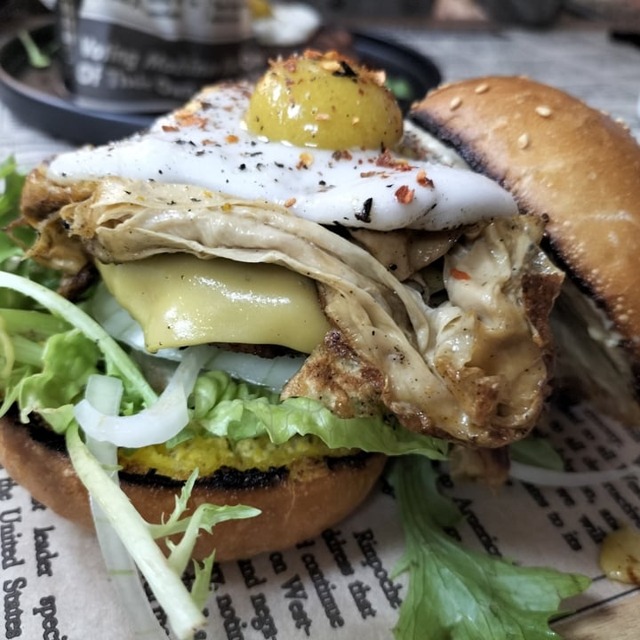 review photo of Vegan Streetfood Deli - Obs Bacon, Egg & Cheez Burger shared by @vuurhoutjie on 12 Sep 2022 - review