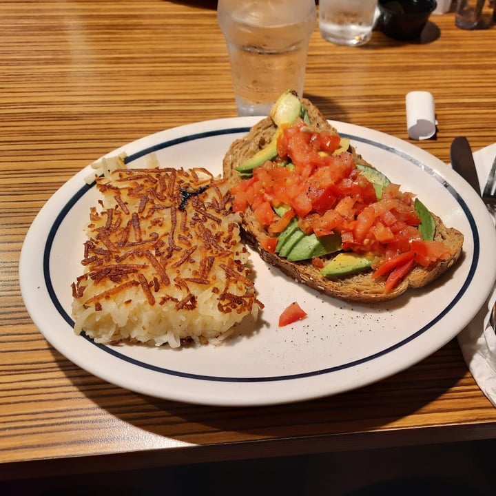 photo of IHOP classic avocado on toast shared by @carlosbar on  26 Aug 2022 - review