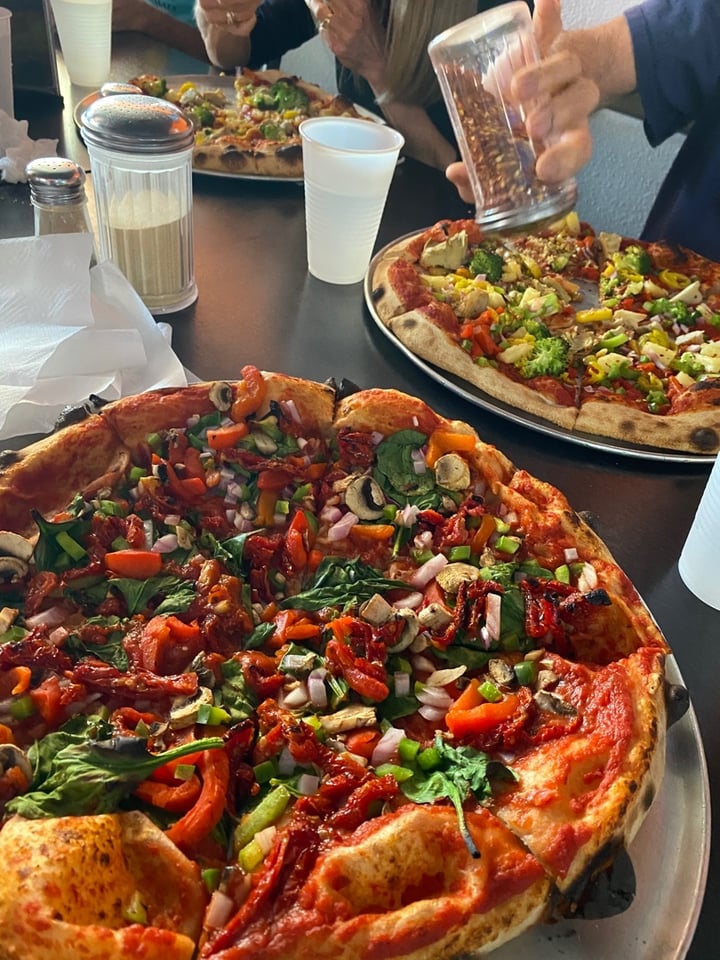 photo of 1000 Degrees Pizza Salad Wings Vegan pizza shared by @naomigreen on  06 Apr 2020 - review