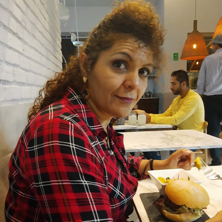 photo of Makeout Colombia Hamburguesa Vegan Burguer Máster shared by @heygabs8 on  02 Oct 2020 - review
