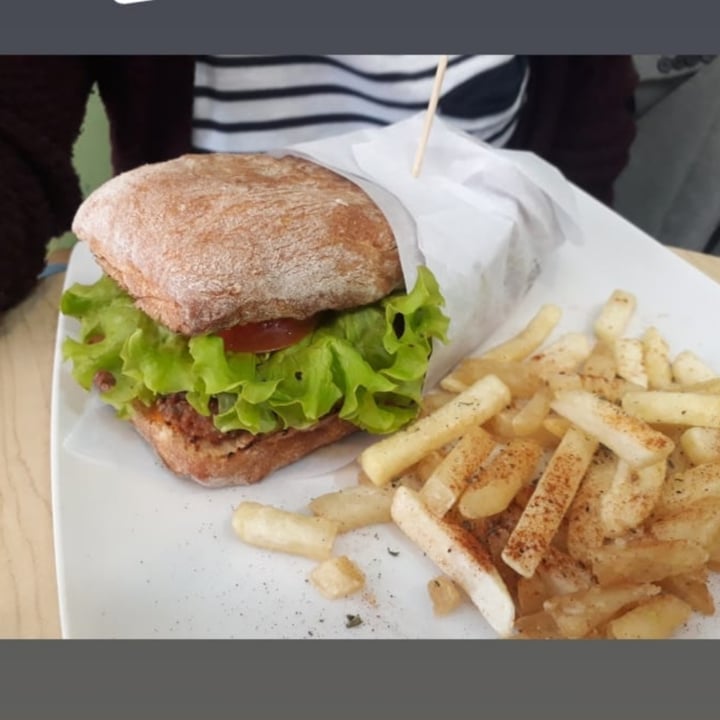 photo of La Cocinita Verde - Comida Vegana Sandwich de falafel shared by @caroveggiefit on  17 May 2020 - review