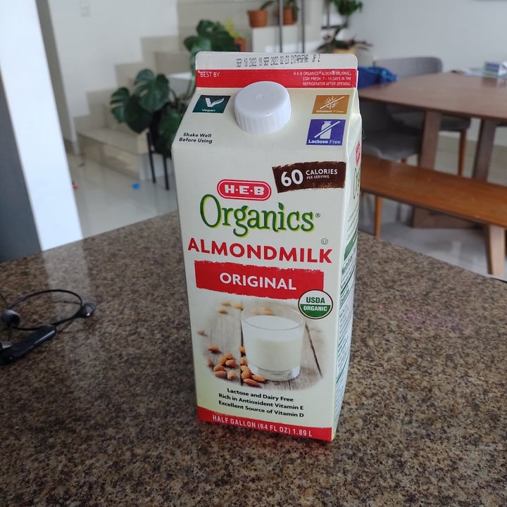 photo of HEB Organics Almond Milk shared by @yarabotteon on  09 Oct 2022 - review