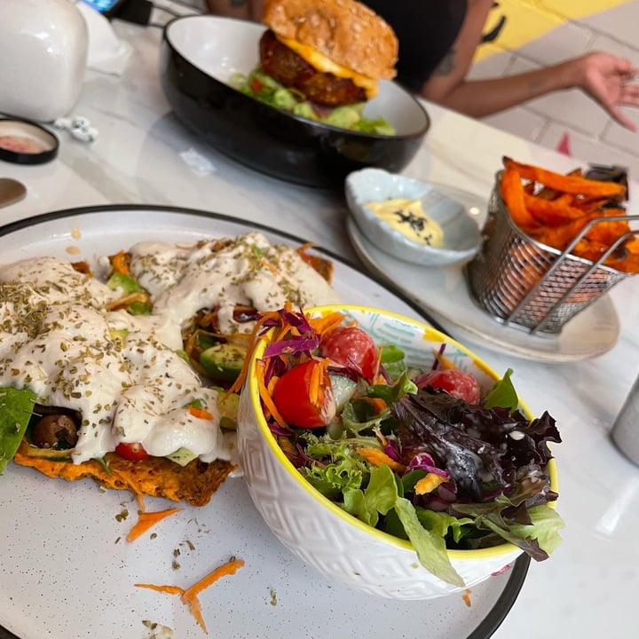 photo of Valeo Wholefoods Cafe Greek pizza & Mexy Burger shared by @melkann on  13 Apr 2022 - review