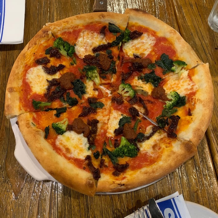 photo of Jamie's Italian Jamie's super greens pizza VEGAN shared by @jashment on  30 May 2021 - review