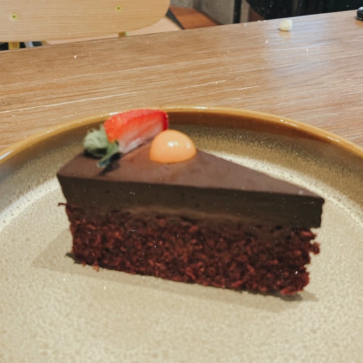 review photo of Genius Central Singapore Raw beetroot cake shared by @reg- on 09 Dec 2020 - review