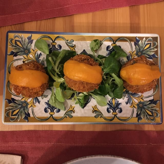 菜肴“Polpette di zucca e ceci e misticanza”的照片