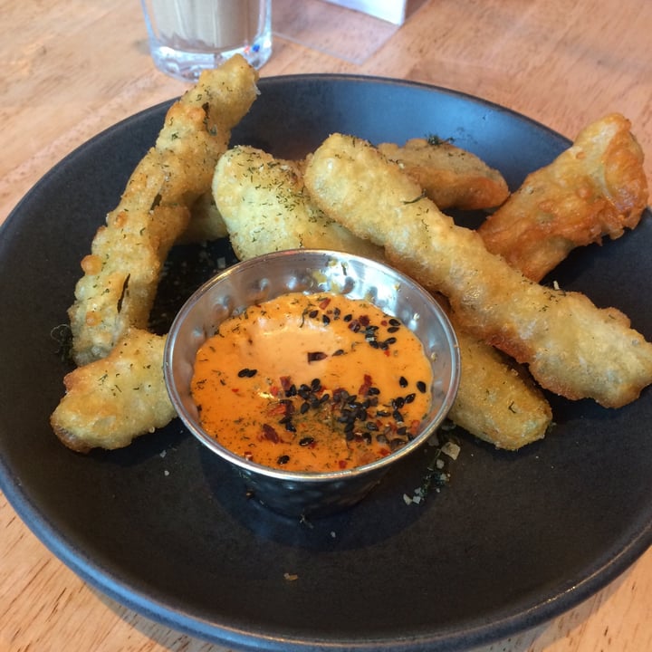 photo of Paradise Palms Deep fried pickles shared by @veganshoulderpads on  06 Oct 2020 - review