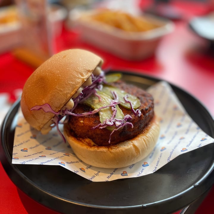 photo of Love Handle  Hot TiNDLE™ Chicken Burger shared by @jenniferj1s on  19 Apr 2021 - review