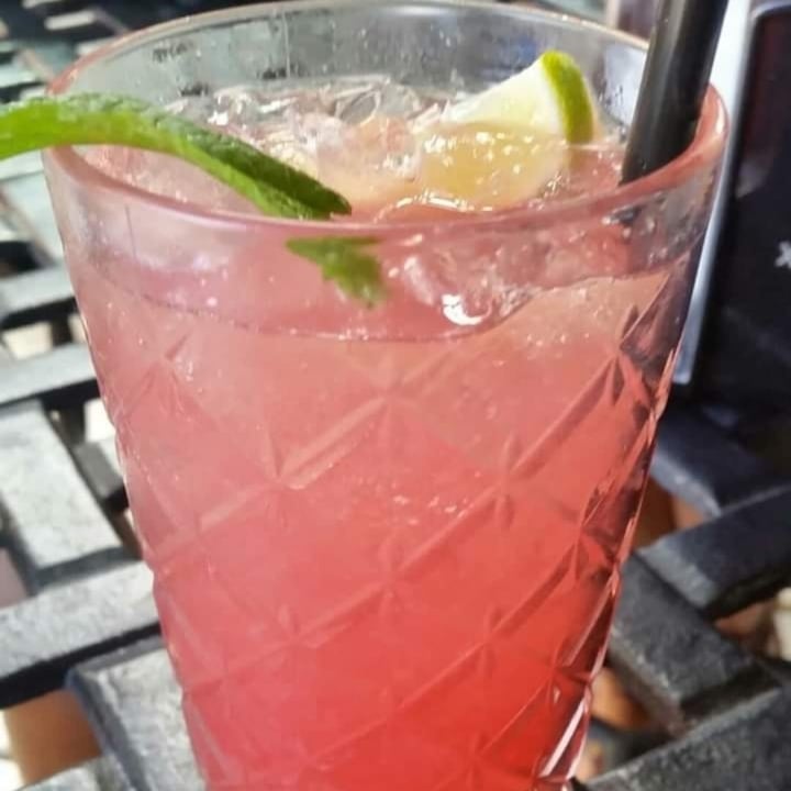 photo of Roble De Raíz A LA MESA Limonada de rosas con menta shared by @karlaroag on  21 May 2020 - review