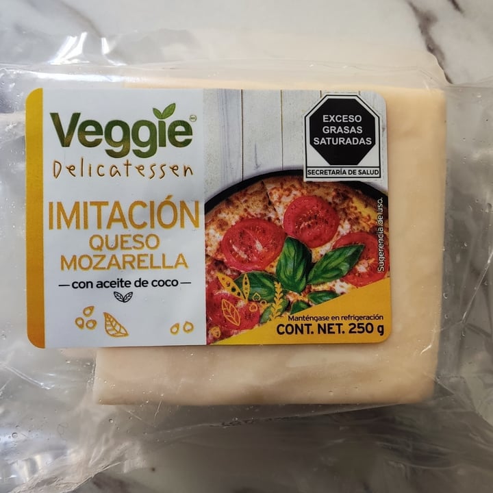 photo of Veggie Delicatessen Imitación Queso Mozzarella shared by @wenzambrano on  18 Aug 2022 - review