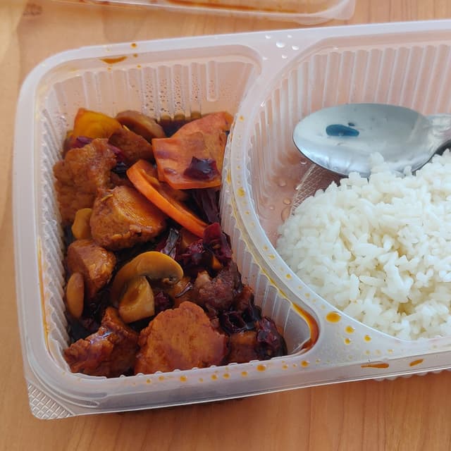 Photo of the dish “Chilli Chicken Pieces Rice (宫保鸡丁饭）”