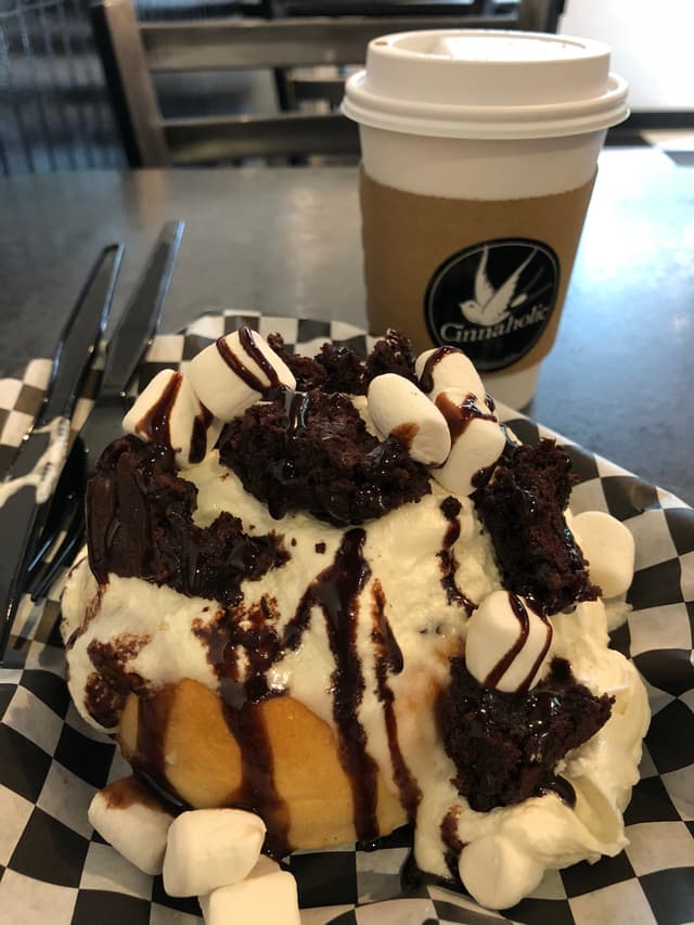 「Caramel Macchiato Cinnamon Roll」の料理の写真