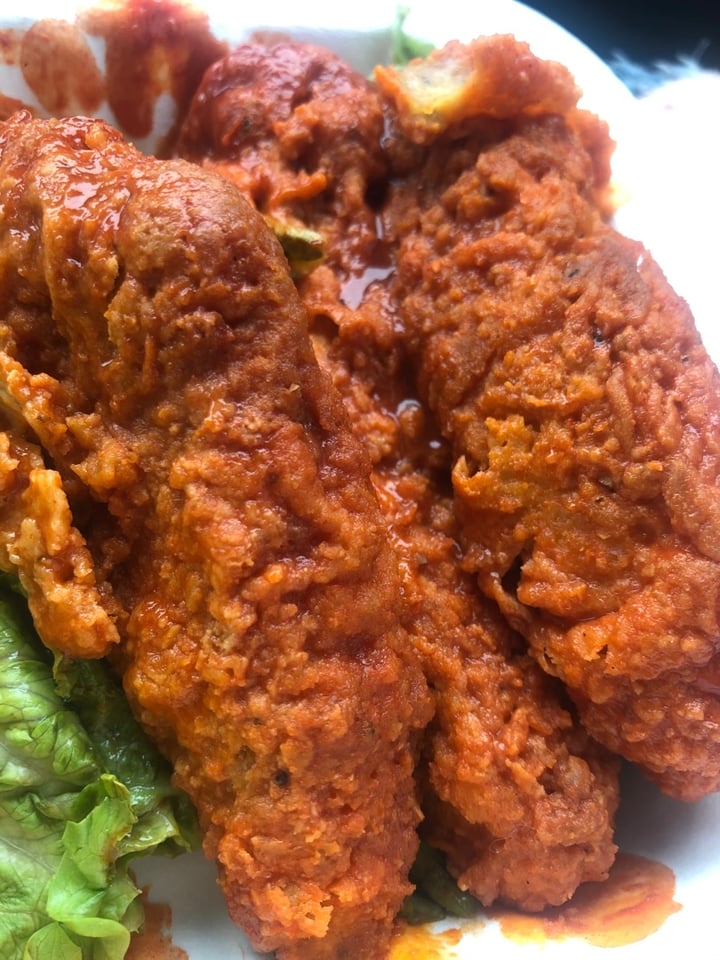photo of Plant Power Fast Food Buffalo Wings shared by @vegankelledee on  13 Apr 2020 - review