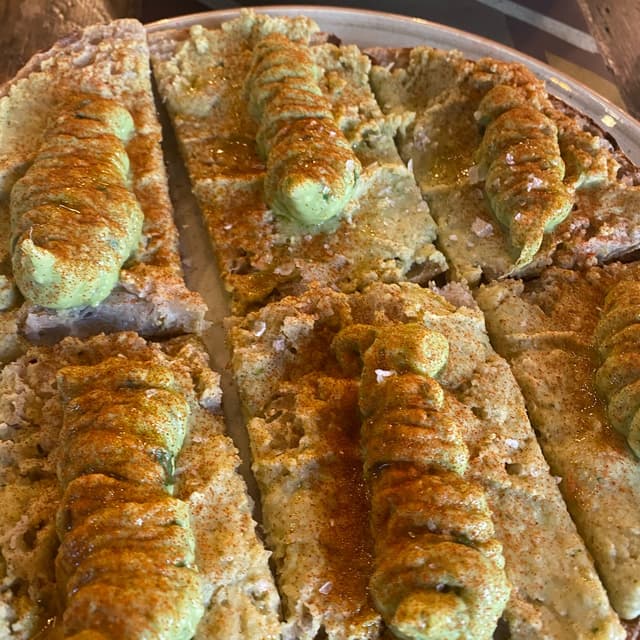 「Pizza Alla Pala Hummus Di Ceci Paprika Affumicata E Guacamole」の料理の写真