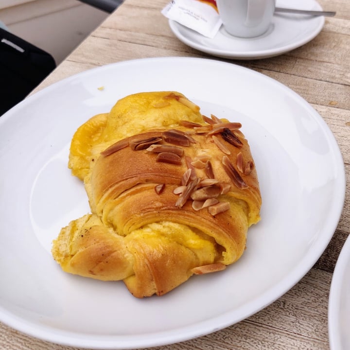 photo of Alma Vegetal Croissant de Amêndoa shared by @joanarabit on  17 Aug 2022 - review