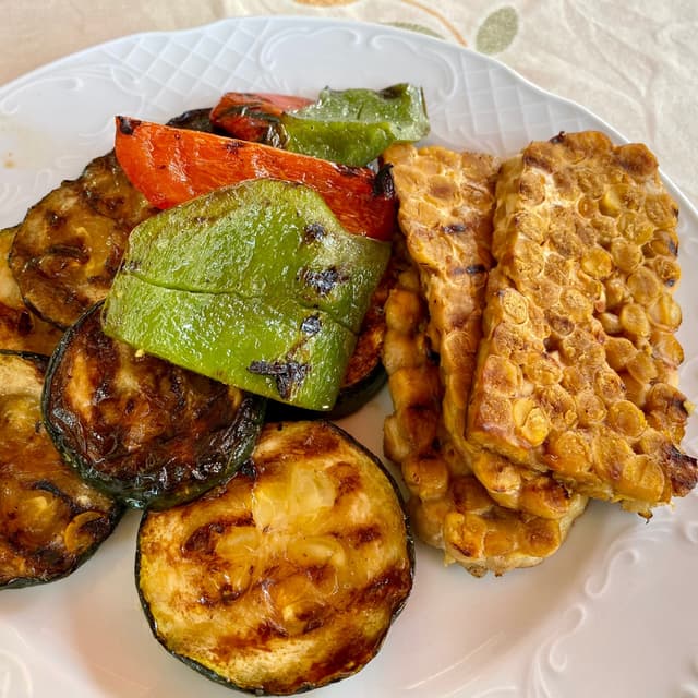 Photo of the dish “Tempeh con vegetales de temporada”