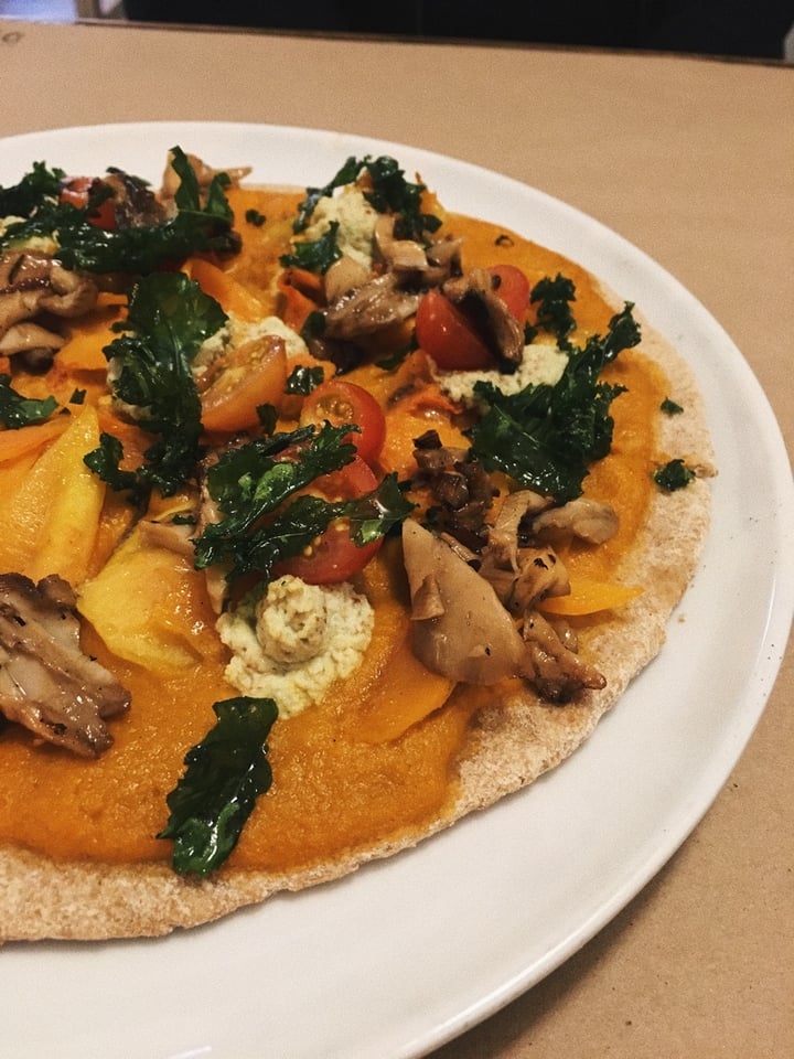 review photo of De Raíz Cocina Café Pizza de zapallo Ahumado shared by @camilacamposc99 on 06 Jan 2020 - review