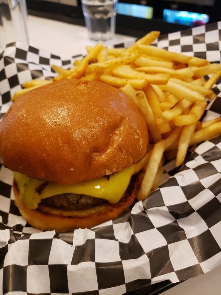 photo of Mimi & Jones Cheeseburger & frites shared by @sauphya on  04 Mar 2020 - review