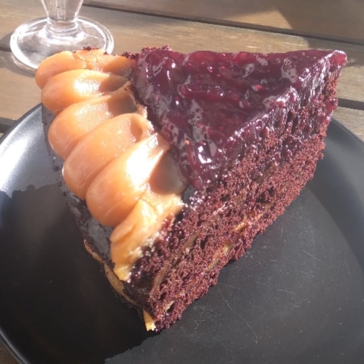 review photo of Charola cocina & bazar 12 y 47 Torta de chocolate, mantequilla de maní y frutos rojos shared by @agustinaac on 14 Mar 2022 - review