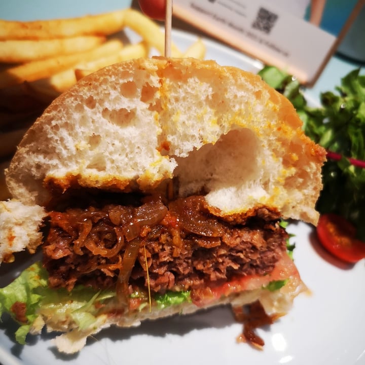 review photo of Green Common Singapore Rendang Burger shared by @evelynteo on 04 Apr 2021 - review